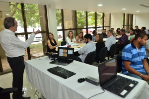 Professor tira dúvidas dos servidores que participam do curso de Cálculos. Foto: Ribamar Pinheiro/TJMA